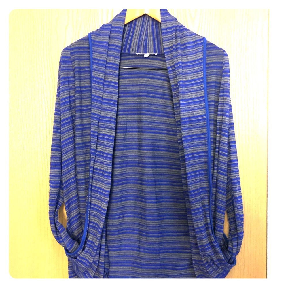 Blue sweater with pockets